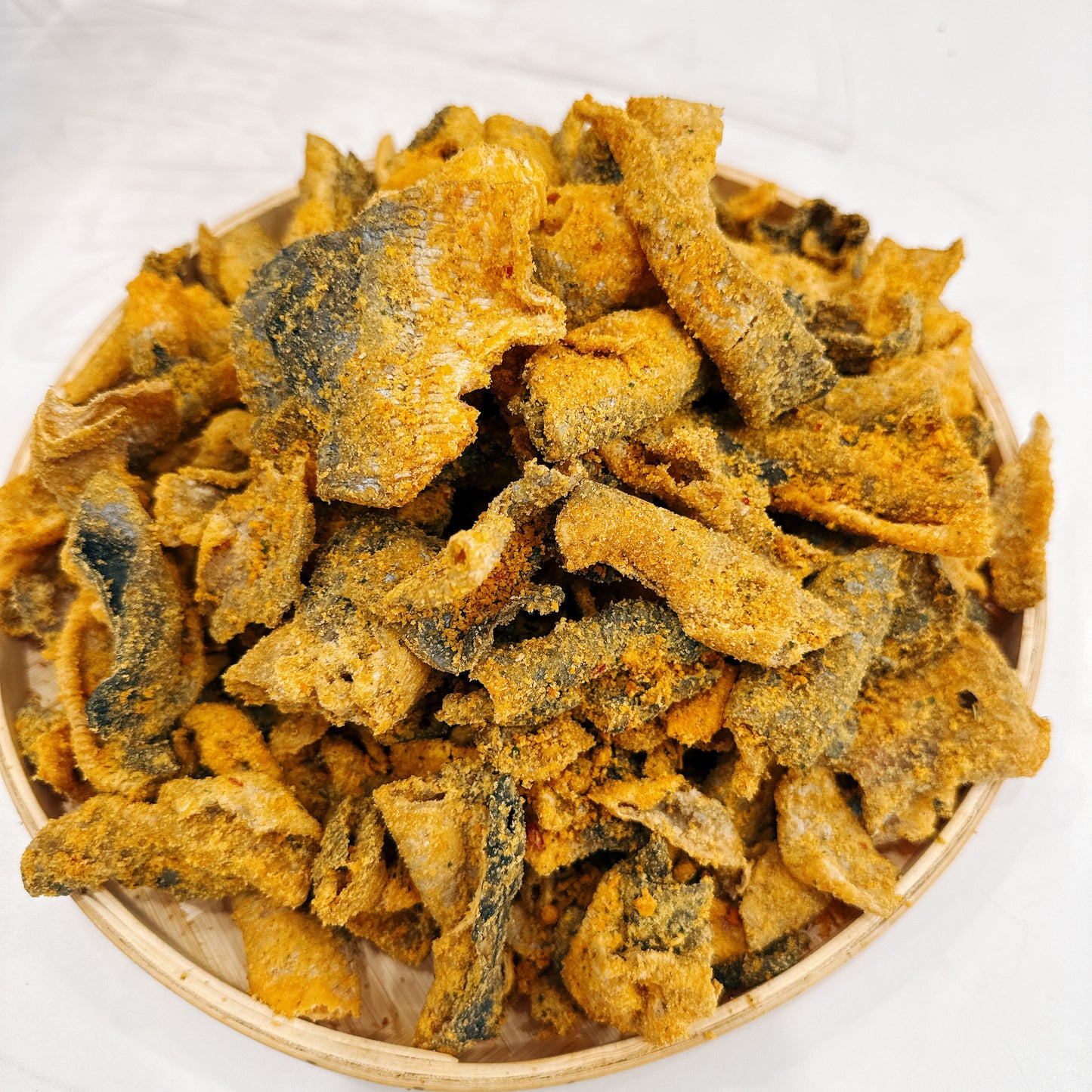 B38 : Crispy Salmon Skin &salted Egg Yolk - Da Cá Hồi Trứng Muối Sấy Giòn