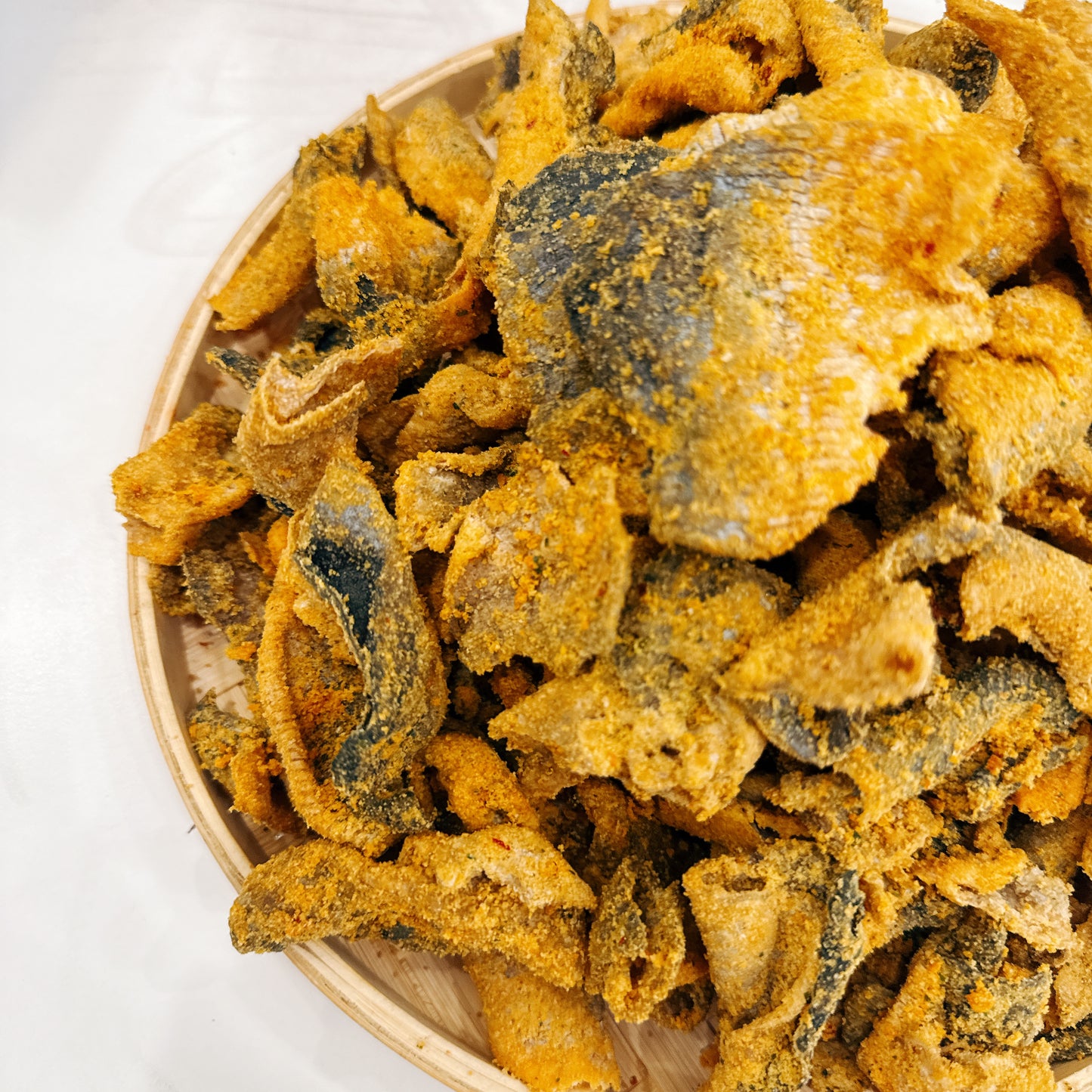 B38 : Crispy Salmon Skin &salted Egg Yolk - Da Cá Hồi Trứng Muối Sấy Giòn