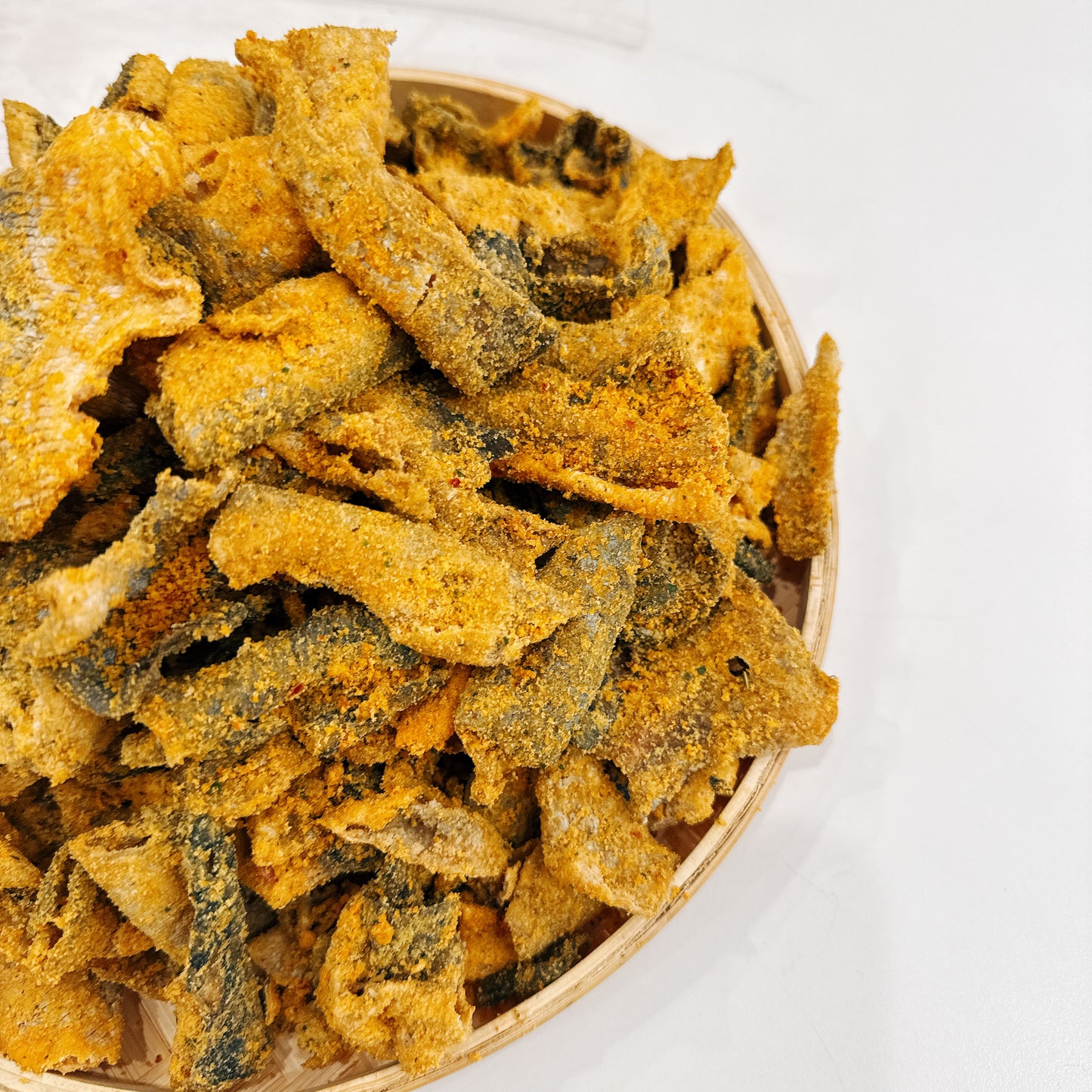B38 : Crispy Salmon Skin &salted Egg Yolk - Da Cá Hồi Trứng Muối Sấy Giòn