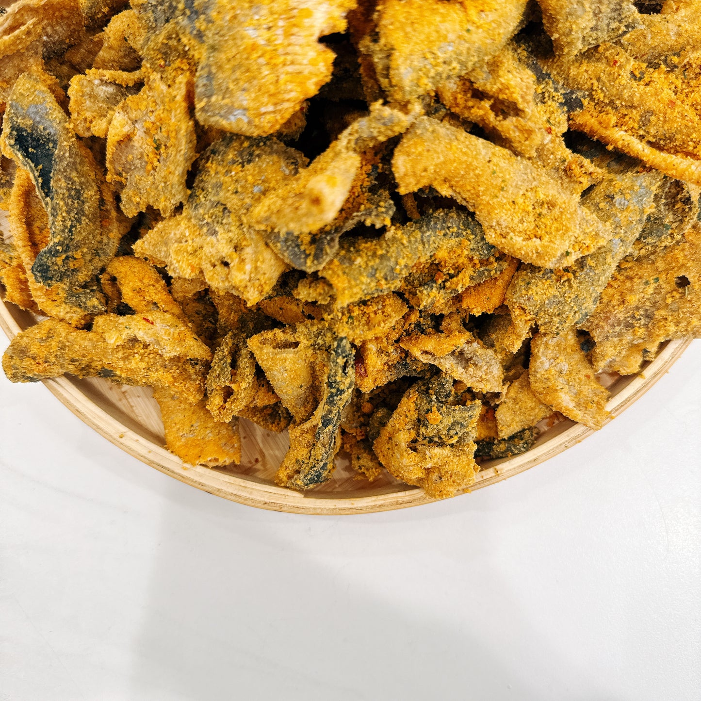 B38 : Crispy Salmon Skin &salted Egg Yolk - Da Cá Hồi Trứng Muối Sấy Giòn