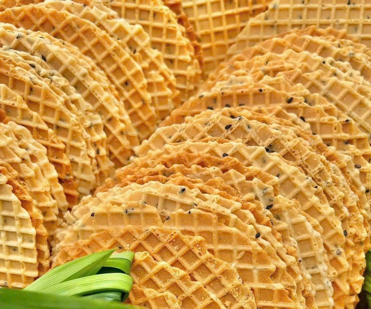 C83: Crispy Sesame Milk Cake - Bánh Kẹp Mè Ngò