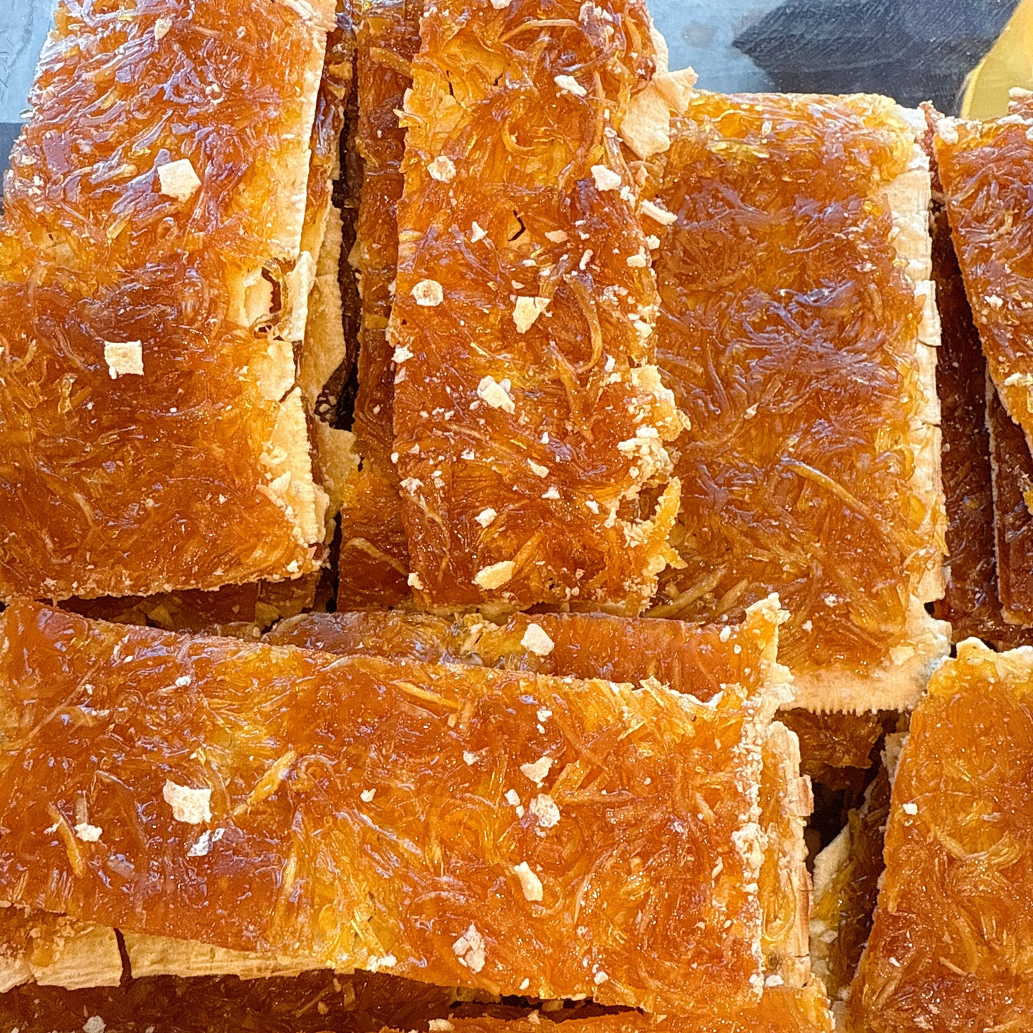 E61 :Mango Ginger Crispy Cake - Xoài Gừng Kẹp Bánh Phồng Giòn