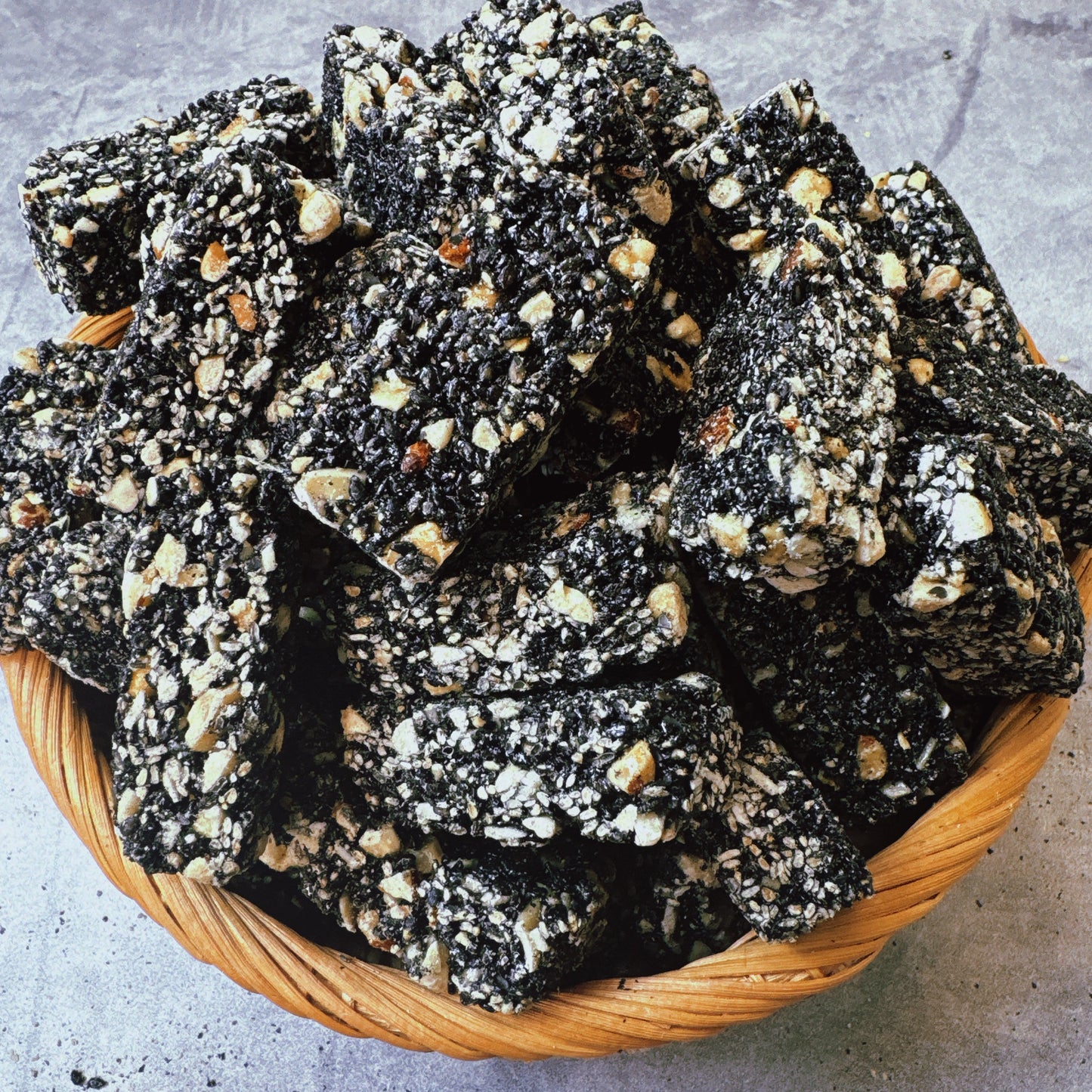 C56 -Cruchy Black Sesame& Peanut Candy-Kẹo Mè Đen Đậu Phộng Giòn