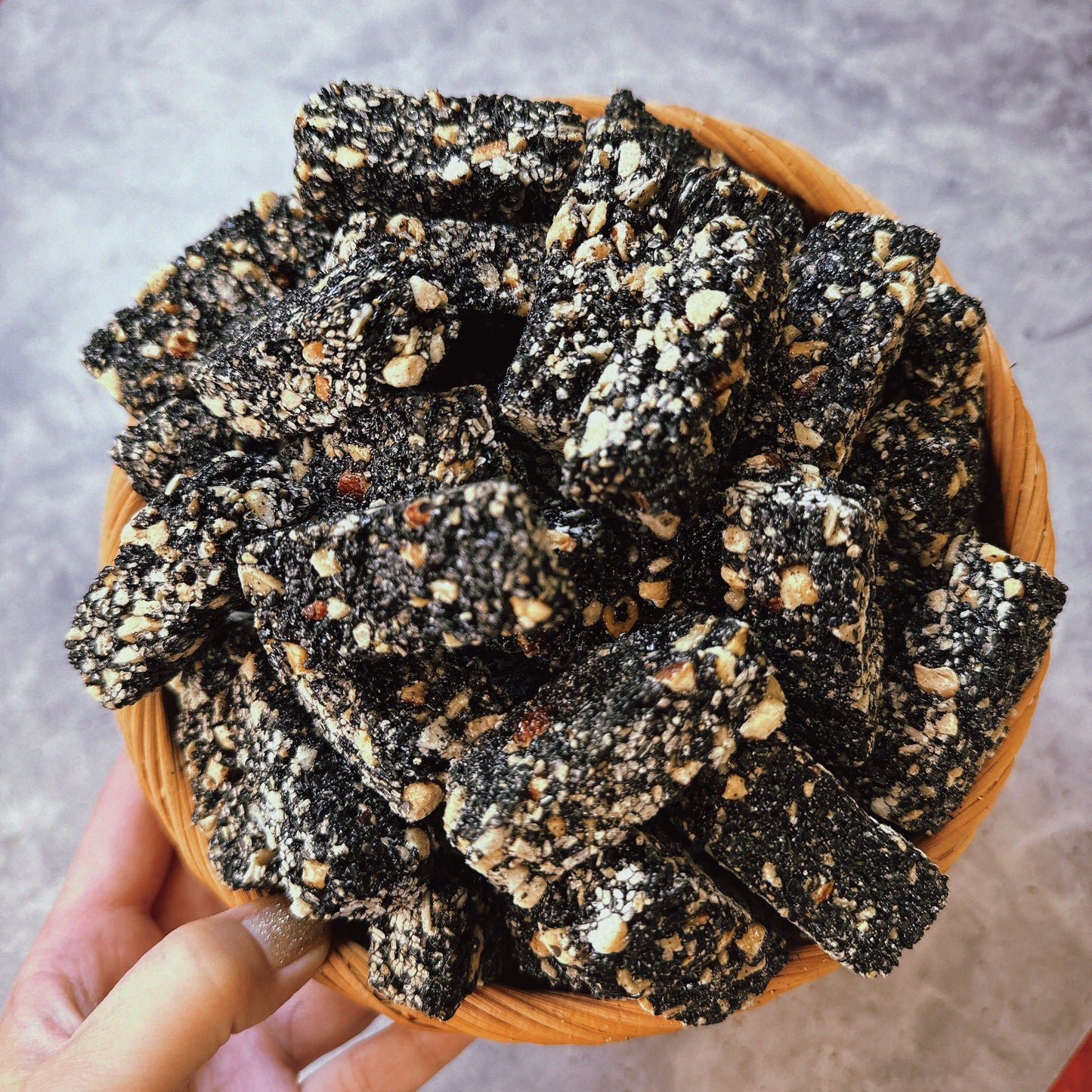 C56 -Cruchy Black Sesame& Peanut Candy-Kẹo Mè Đen Đậu Phộng Giòn