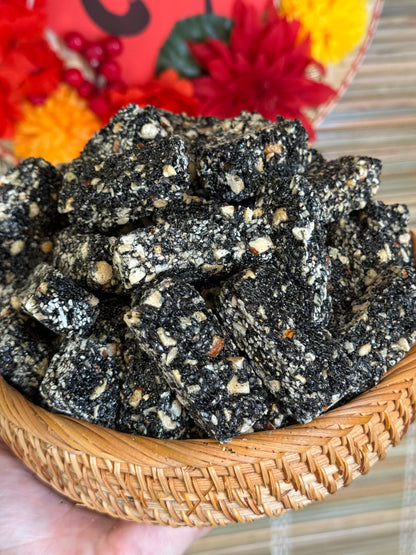 C56 -Cruchy Black Sesame& Peanut Candy-Kẹo Mè Đen Đậu Phộng Giòn