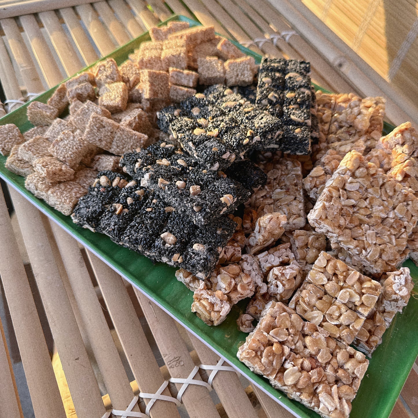 E78 : combo peanut +black sesame + with sesame- Kẹo Đậu Phộng + Thèo Lèo +Mè Trắng Mix